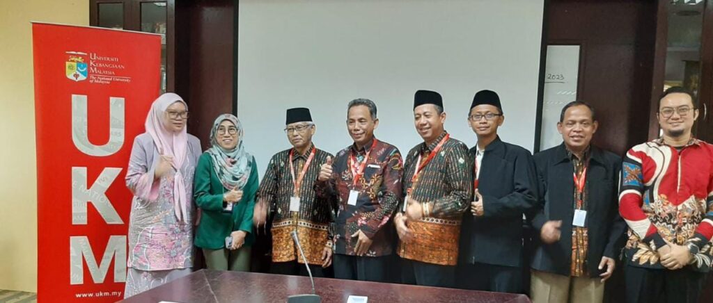 Dokumen Pribadi: Para dosen program Magister foto bersama dosen UKM Malaysia